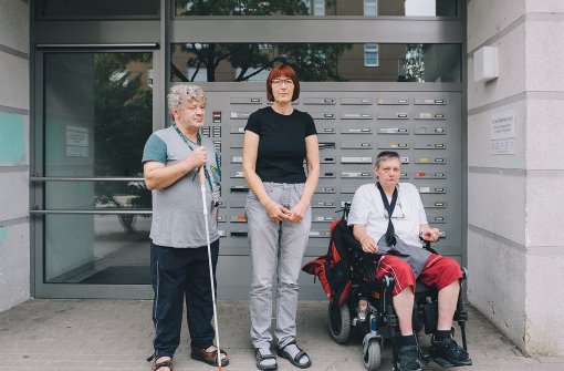 Peter Ley (v. l.), Irmtraud Schöhl und Desirée Furcht fordern, dass der Aufzug in ihrer Wohnanlage Foto: Lichtgut/Verena Ecker