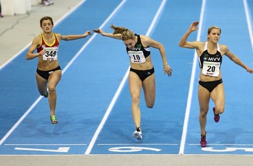 Mal wieder nicht zu schlagen: Verena Sailer (rechts) gewinnt den 60-m-Sprint vor Alexandra Burghardt (Mitte) und Inna Weit. Doch die Konkurrenz wird stärker Foto: Pressefoto Baumann
