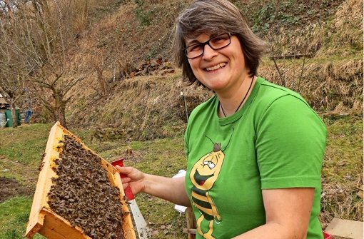 Angela Fischer mit ihren Bienen Foto: Eveline Blohmer