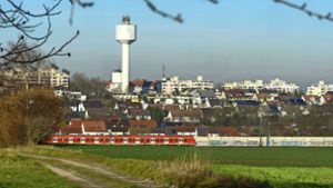 Das landeseigene  Gelände, um das es geht, befindet sich auf Ludwigsburger Gemarkung, die Zufahrt wäre jedoch nur über Tamm (hier der Stadtteil Hohenstange mit dem Wasserturm) und Asperg möglich. Foto: Simon Granville