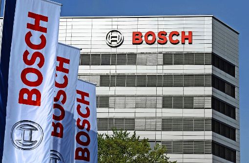 Gerlingens Bürgermeister Georg Brenner (unten links) bezeichnet die Konzernzentrale von Bosch gerne als einen „Leuchtturm“ für seine Stadt. Joachim Wolf musste als  Bürgermeister von Korntal-Münchingen eine Absage von Porsche verkraften. Foto:  