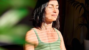 Eye-Yoga lässt sich leicht in den Alltag integrieren: Mit einfachen Übungen den Augen eine wohlverdiente Pause schenken. Foto: Caterina Trimarchi/Shutterstock