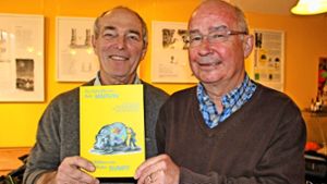 Hans-Dieter Sumpf aus Möhringen (links) und Rudi Marvin mit ihrem gemeinsamen Buch. Ideen für ein neues gemeinsames Projekt haben sie schon. Foto: Caroline Holowiecki