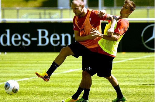Zweikampf unter Neuzugängen: Konstantin Rausch (li.) und Moritz Leitner rangeln beim VfB-Training um den Ball. Foto: dpa