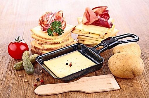 Der Klassiker unter den Silvester-Essen kommt aus den 70er Jahren: Raclette. Foto: Fotolia/M.studio