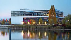Das Bodenseeforum liegt idyllisch am Seerhein. Doch den Charme einer Industriehalle konnte das Gebäude noch nicht ablegen. Foto: Bodenseeforum