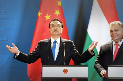 Ein zahlungskräftiger Gast: Der chinesische Ministerpräsident Li Keqiang (l.) zu Besuch bei Ungarns Premierminister Viktor Orban Foto: AFP