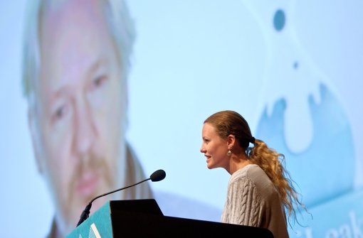 Die Wikileaks-Mitarbeiterin Sarah Harrison sprich in Hamburg im Congress Center (CCH) während des 30. Chaos Communication Congress (30C3) des Chaos Computer Clubs (CCC) mit Wikileaks-Mitbegründer Julian Assange, der auf einer Videoleinwand zu sehen ist. Foto: dpa