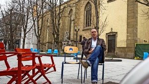 Sichtlich geschafft: KNITZ-Untertan Tom Hörner hat zwei Stühle auf den Hospitalplatz geschleppt Foto: Lichtgut/Max Kovalenko