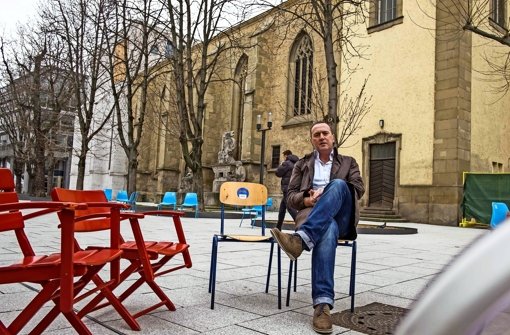 Sichtlich geschafft: KNITZ-Untertan Tom Hörner hat zwei Stühle auf den Hospitalplatz geschleppt Foto: Lichtgut/Max Kovalenko