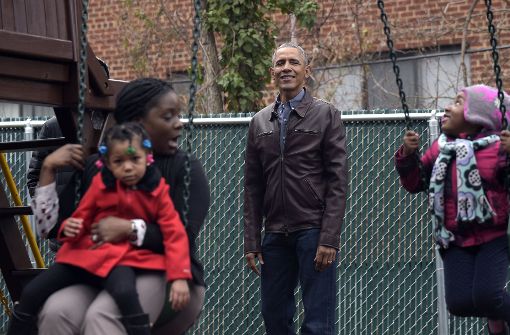 Was plant der Ex-Präsident Barack Obama – hier mit Kindern auf einem von seiner Familie gestifteten Spielplatz  –  für die Zukunft? Freizeit wird der 55-Jährige sicherlich mehr haben als in den letzten acht Jahren. Foto: AP
