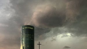 Dicke Wolken über Frankfurt. Foto: dpa