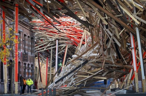 Kurz vor der offiziellen Eröffnung des Festivaljahres 2015 stürzte an Heiligabend mitten im Zentrum der Kulturhauptstadt Mons in Belgien eine Installation des Künstlers Arne Quinze (43) ein.  Foto: dpa