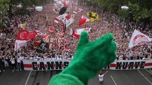 Vor dem Saisonstart marschierten die Anhänger des VfB schon einmal in großer Zahl vom Cannstatter Bahnhof zum Stadion Foto: Baumann