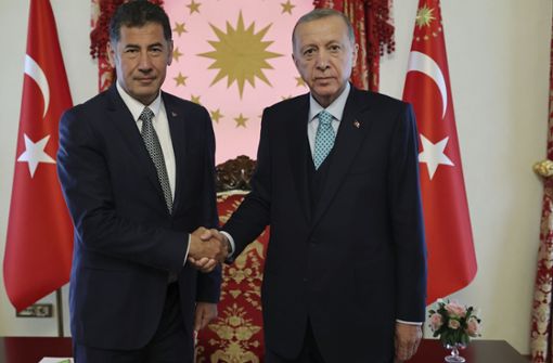 Sinan Ogan (links) wird bei der Stichwahl Staatschef Recep Tayyip Erdogan unterstützen (Archivbild). Foto: dpa