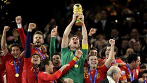 Iker Casillas (mit Pokal) wurde 2010 mit Spanien Fußball-Weltmeister. Foto: AFP/JAVIER SORIANO