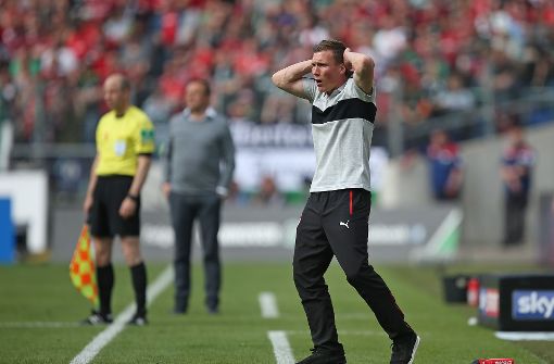 VfB-Coach Hannes Wolf rauft sich die Haare. Foto: Pressefoto Baumann