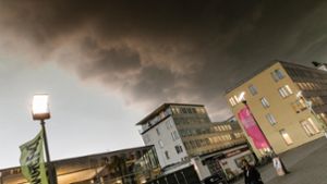 In Hamburg wird am Donnerstag ein Tornado gesichtet. Foto: dpa