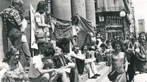 Die erste Schwulen-Demo 1979 in Stuttgart auf dem Schlossplatz Foto: Kraufmann