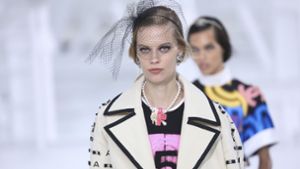 Kombiniert mit Schmuck und Schleier-Haarschmuck erinnerten die Chanel-Looks an den Stil einer Hollywood-Diva. Foto: dpa/Vianney Le Caer
