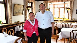 Ella und Adolf Grünenwald haben die Gaststätte vor 35 Jahren übernommen. Am 29. April ist Schluss. Foto: Caroline Holowiecki