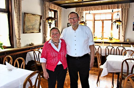 Ella und Adolf Grünenwald haben die Gaststätte vor 35 Jahren übernommen. Am 29. April ist Schluss. Foto: Caroline Holowiecki