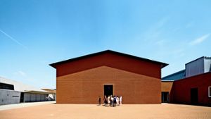 Wände, Dach, Tür – die Architektur des Schaudepots reduziert sich auf die Form der Urhütte. Foto: Vitra Design Museum, Julien Lanoo