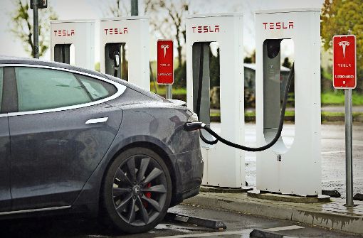 Vorsicht, Hochspannung: Ein Tesla beim „Stromtanken“. Foto: dpa