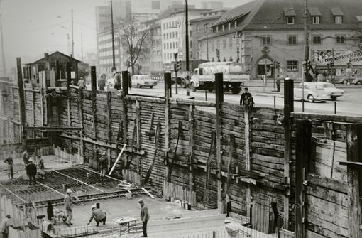 Großbaustelle am Charlottenplatz im Jahr 1964: Das Alte Waisenhaus im Hintergrund war damals noch ein Kino. Foto: Otto Uhlig, bearbeitet von  Fritz Uhlig