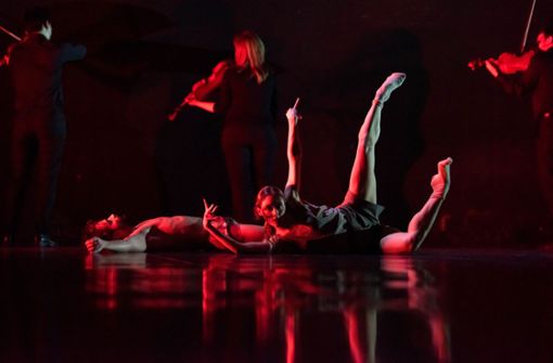 Marijn Rademaker hat das Orchester in seine neue Choreografie integriert; als Tanzfilm kommt „Verklärte Nacht“ am 17. April zur Uraufführung und ist online zu erleben. Foto: Leszek Januszewski/Ballett Dortmund