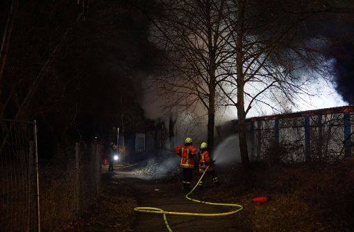 Rund 40 Container stehen auf dem Gelände in Wernau, drei davon sind ausgebrannt. Foto: SDMG