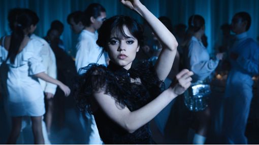 Jenna Ortega tanzt als Wednesday Addams die Choreografie, die unter dem Hashtag „wednesdaydance“ auf TikTok viral gegangen ist. Foto: dpa