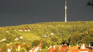 Schwarze Gewitterwolken hinter dem Stuttgarter Fernsehturm (Archivbild). Foto: Leserfotograf yoube