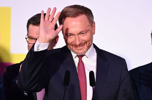 FDP-Christian Lindner ist nach der Wahl sichtlich zufrieden. Foto: dpa/Sebastian Kahnert