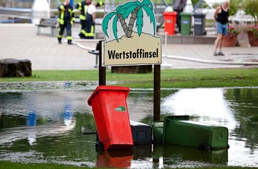 Die Stadt Stuttgart hat am frühen Montagabend bekanntgegeben, das sie das Freibad Rosental in Vaihingen bis auf Weiteres geschlossen hat. Der Grund: Der Sindelbach ist übergelaufen, und die Liegewiese sowie sämtliche Becken des Bades sind überschwemmt. Foto: dpa