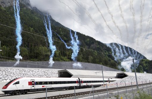 Mit einem Feuerwerk wurde der erste Zug im Gotthard-Tunnel begrüßt Foto: dpa