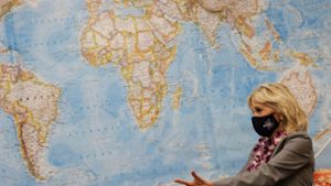 Die amerikanische First Lady Jill Biden hat diese Woche ein Klassenzimmer mit Weltkarte besucht. Ihr Mann Joe richtet nun beim Thema Impfen seinen Blick erstmals wieder  hinaus in die Welt. Foto: AFP/Carlos Barria