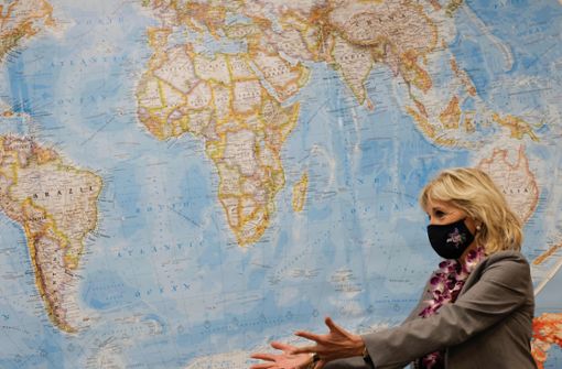 Die amerikanische First Lady Jill Biden hat diese Woche ein Klassenzimmer mit Weltkarte besucht. Ihr Mann Joe richtet nun beim Thema Impfen seinen Blick erstmals wieder  hinaus in die Welt. Foto: AFP/Carlos Barria