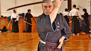 Francisco Royo schwingt sein japanisches Übungsschwert. Foto: Fatma Tetik