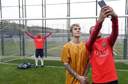 Quatsch machen mit dem Popstar: Justin Bieber (Mitte), posiert mit Neymar (rechts) und Rafinha Alcantara für ein Selfie während einer Trainingseinheit des FC Barcelona. Foto: dpa/FC Barcelona