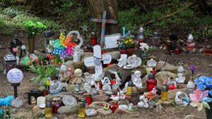 Kreuze, Figuren, Kerzen und Blumen stehen in Pragsdorf an der Stelle, wo die Leiche des kleinen Joel gefunden wurde. Foto: Bernd Wüstneck/dpa