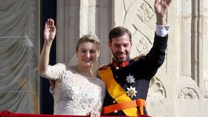 Luxemburgs Traumpaar: Erbgroßherzog Guillaume und seine frisch vermählte Frau Stéphanie auf dem Balkon des großherzoglichen Palasts. Foto: AP