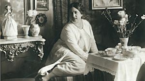 Das undatierte Foto entstand wohl zu Beginn der 1920er-Jahre: Luise Deicher am Kaffeetisch, entweder in ihrem Atelier oder der Villa von Mäzen Hermann Dreifus. Foto: Mostbacher-Dix