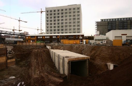 Der Beginn der Tunnelröhren ist in der Baugrube vor der Bibliothek sichtbar. Am Ende wird die Grube eingeebnet. Foto: red