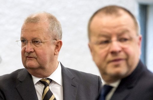 Wendelin Wiedeking (links) und der ehemalige Finanzvorstand Holger Härter vor Gericht. (Archivfoto) Foto: dpa