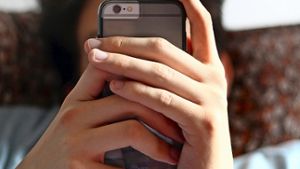 Verführung Smartphone: Jugendliche verschulden sich je nach Stadtteil unterschiedlich Foto: dpa