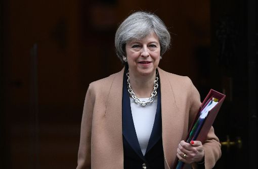 Schwarz, weiß und beige: die Bekleidung der britischen Premierministerin Theresa May könnte fast nicht schlichter sein. Nur ihre Schuhe sorgen des öfteren für Aufsehen. Foto: dpa