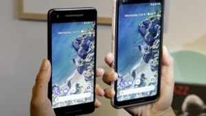 Links ist das Pixel 2, rechts das Pixel 2 XL. Beide Smartphones unterscheiden sich nur in der Display- und der Akkugröße. Foto: AP