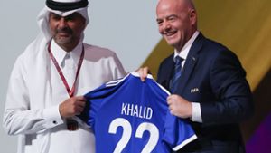 Klebrige Nähe: Fifa-Boss Gianni Infantino und Scheich Khalid Bin Khalifa Bin Abdulaziz Thani, der Premierminister von Katar. Foto: dpa/Christian Charisius
