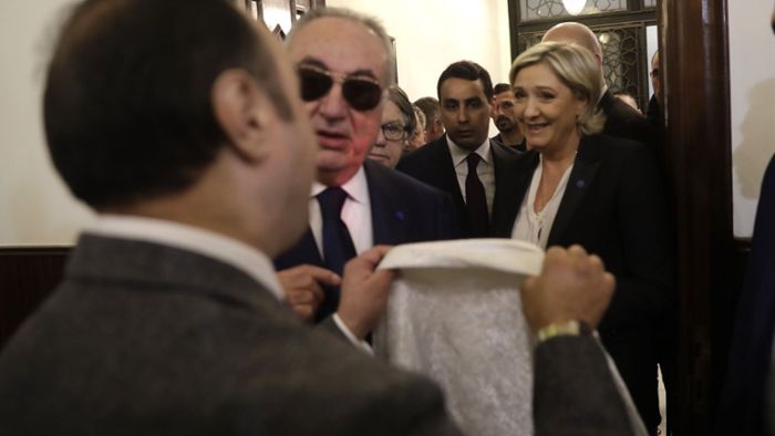 Marine Le Pen will kein Kopftuch anlegen